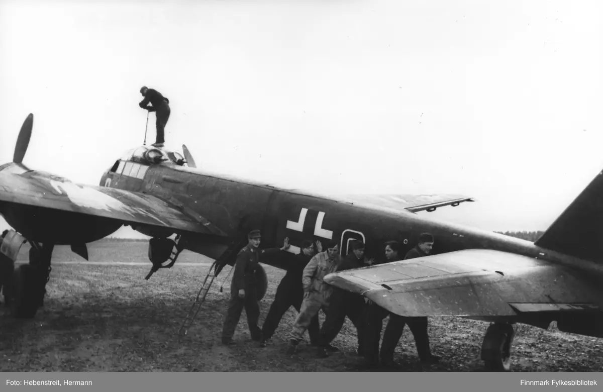 Klargjøring av Junkers Ju 88A-4 4D+OK ved 2. skvadron av bombeving 30 ...
