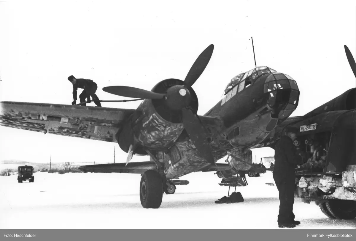 Fylling av drivstoff på en Junkers Ju 88A-4 ved 1. skvadron av ...