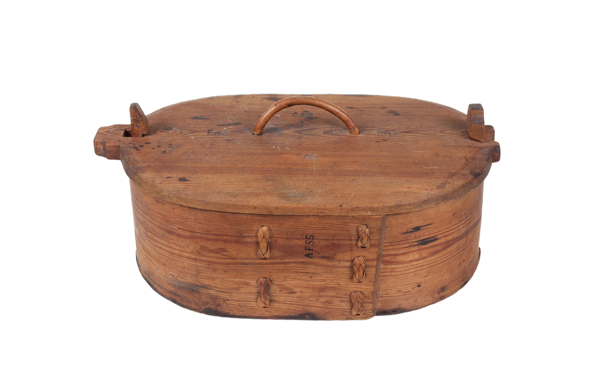 Oval svepask med löst lock i brunbetsad furu. Locket plant med lätt sluttande sidor och fasad kant, samt brännstämplat 3 gånger med initialerna "EAS". Botten lös och avbruten på mitten. Svepet fästat på framsidan med 5 flätade vidjor och brännstämplat "AFSS". På insidan av varje kortsida utskurna påspikade ståndare. Den ena lätt fjädrande för låsande av locket. Locket avtagbart med handtag i form av bågformad gren. 

Funktion: Mattina

Äldre historik:
Svepask är ett förvaringskärl tillverkat av ett tunt spån som böjts runt en rund eller oval mall. För att kunna böja spånet behöver det basas över eld alternativt kokas i vatten. (Wikipedia)