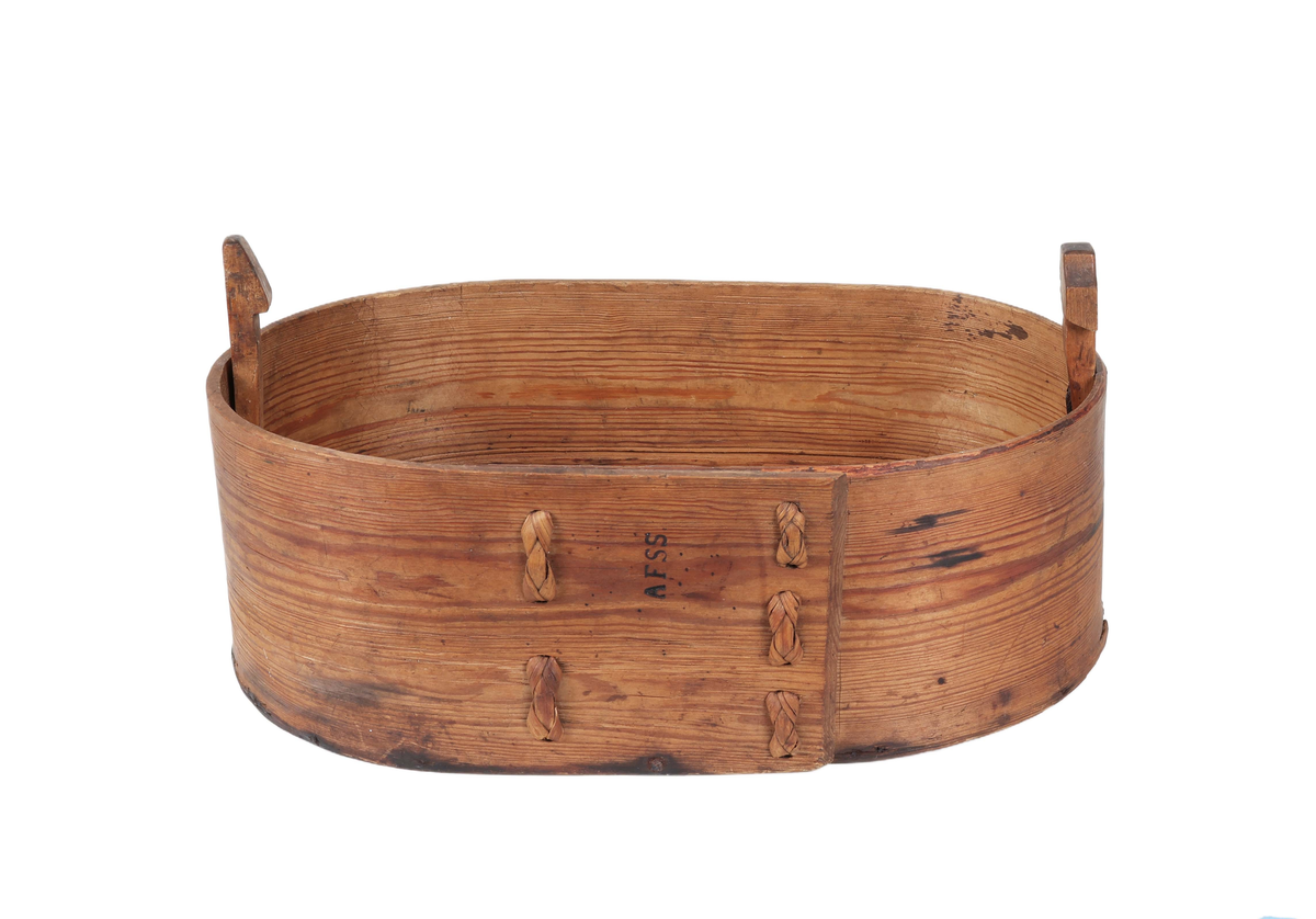 Oval svepask med löst lock i brunbetsad furu. Locket plant med lätt sluttande sidor och fasad kant, samt brännstämplat 3 gånger med initialerna "EAS". Botten lös och avbruten på mitten. Svepet fästat på framsidan med 5 flätade vidjor och brännstämplat "AFSS". På insidan av varje kortsida utskurna påspikade ståndare. Den ena lätt fjädrande för låsande av locket. Locket avtagbart med handtag i form av bågformad gren. 

Funktion: Mattina

Äldre historik:
Svepask är ett förvaringskärl tillverkat av ett tunt spån som böjts runt en rund eller oval mall. För att kunna böja spånet behöver det basas över eld alternativt kokas i vatten. (Wikipedia)