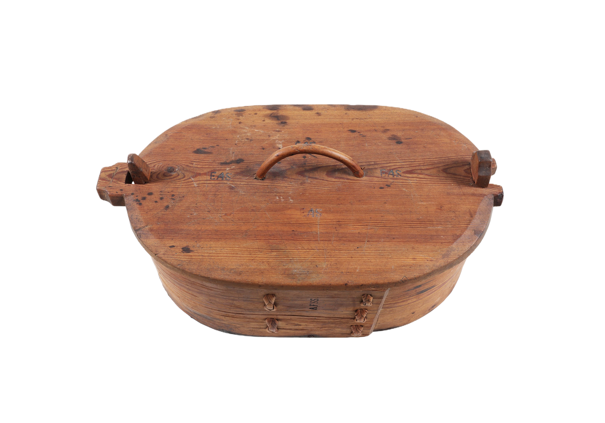 Oval svepask med löst lock i brunbetsad furu. Locket plant med lätt sluttande sidor och fasad kant, samt brännstämplat 3 gånger med initialerna "EAS". Botten lös och avbruten på mitten. Svepet fästat på framsidan med 5 flätade vidjor och brännstämplat "AFSS". På insidan av varje kortsida utskurna påspikade ståndare. Den ena lätt fjädrande för låsande av locket. Locket avtagbart med handtag i form av bågformad gren. 

Funktion: Mattina

Äldre historik:
Svepask är ett förvaringskärl tillverkat av ett tunt spån som böjts runt en rund eller oval mall. För att kunna böja spånet behöver det basas över eld alternativt kokas i vatten. (Wikipedia)