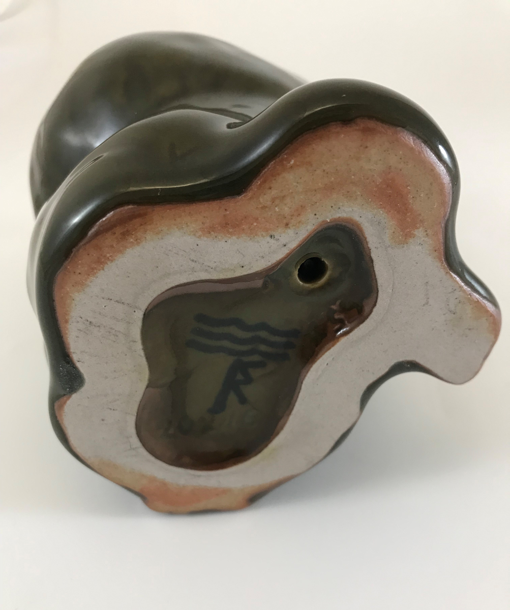 Knud Kyhn, skulptur apa (mantelbabianhane), mörk olivgrön Olivinglasyr. Unik signatur. Tillverkning: Den Kongelige Porcelainsfabrik, Köpenhamn, Danmark.