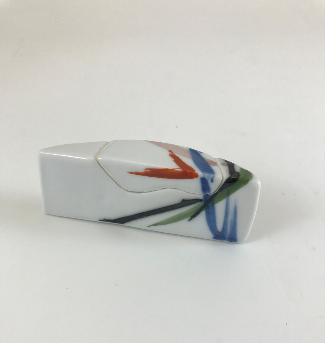 Ivan Weiss, rökelseask, miniatyr, porslin med blå, grön, svart, rosa och röd penselmålad emaljdekor. Tillverkning: Den kongelige Porcelainsfabrik, Köpenhamn.