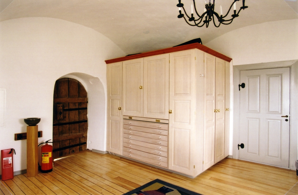 Torslunda kyrka

Torslunda kyrka är en kyrka som ligger på Öland och tillhör Torslunda församling. Kyrkan är byggd i sten och är kalkad på utsidan. Kyrkogården är relativt stor. Intill kyrkan ligger församlingshem och pastorsexpedition.

I sin nuvarande form består kyrkan av ett rektangulärt långhus med kor i öster och torn i väster. Ursprungliga kyrkan uppfördes på 1100-talet. Det rakt avslutade koret tillkom på 1200-talet. Bortsett från kyrktornet fick kyrkan sin nuvarande form år 1776. Kyrktornet byggdes till 1819 och ersatte en klockstapel.

(Hämtat från Wikipedia)