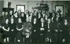 Svea ingenjörkår, Ing 1. Fest på underofficersmässen 1935. Stående fr v: Klintholm, Åberg, Svencén, fru Liedbeck, Forsklint, fru Schreiter, Hejmar, fru Forsklint, Liedbeck, fru Åberg, Wigforss, Gåde, fru Skoog, Widmark, Jönsson, Abrahamsson, Schreiter, Thyrstedt, Skoog. Sittande fr v: fru Widmark, fru Hejmar, fru Klintholm, Kerslow, fru Brask, Ljungman, fru Gåde, Thyrstedt, fru Abrahamsson.