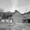 Linköping 1965 och stora förändringar i kvarteret Braxen. För områdets äldre hus fanns ingen nåd. De gamla trähusen Snickaregatan 18 och 20 i väntan på snar rivning.