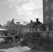 Stora Bastugatan i Linköping tillhör stadens smalare innerstadsgator. Stundens grundarbeten i kvarteret Drotten resulterade en tid i ett än smalare stråk. Foto 1965.