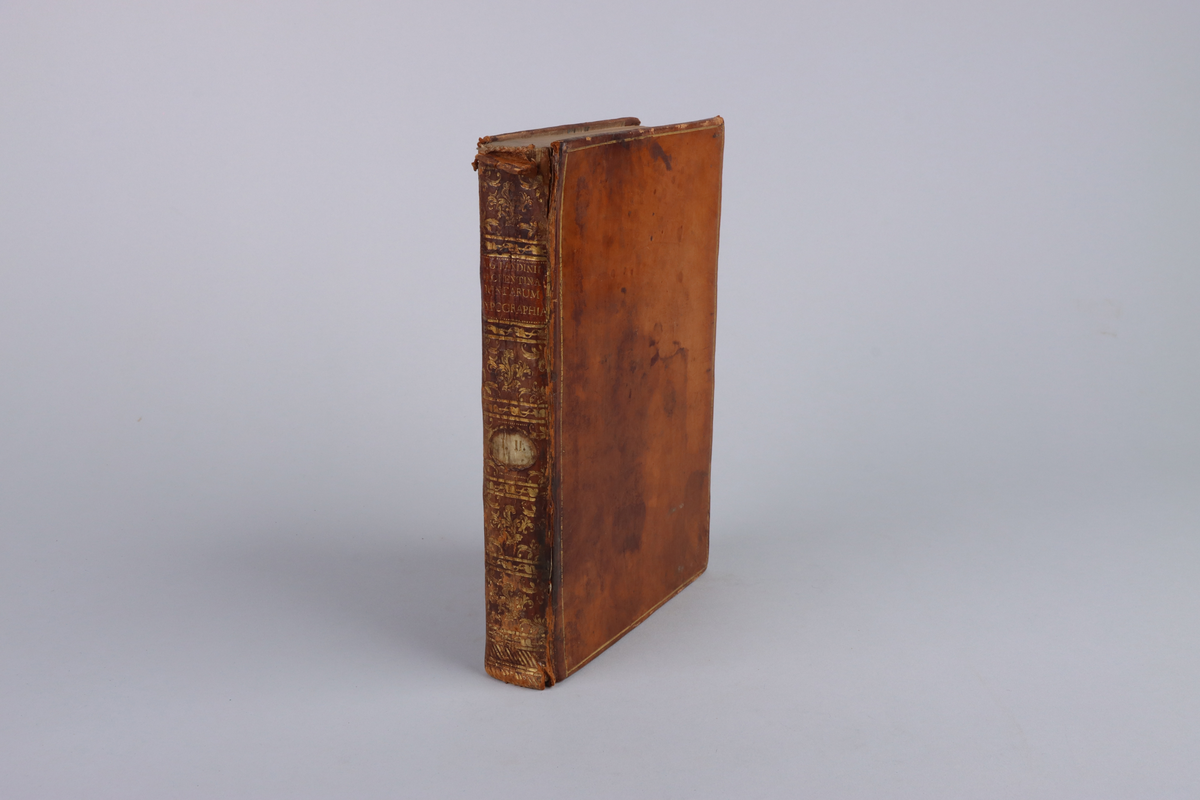 Bok, skinnklädd med marmorerade pärmar, guldornerad rygg, ljusbrun titel etikett av glättad papp. Titelblad "De Florentino iuntarum typographia eiusque censoribus ex qua Graeci, Latini, Tusci scriptores ope codicum manuscriptorum a viris clarissimis pristinae integritati restituti in lucem prodierunt. Lucea..."