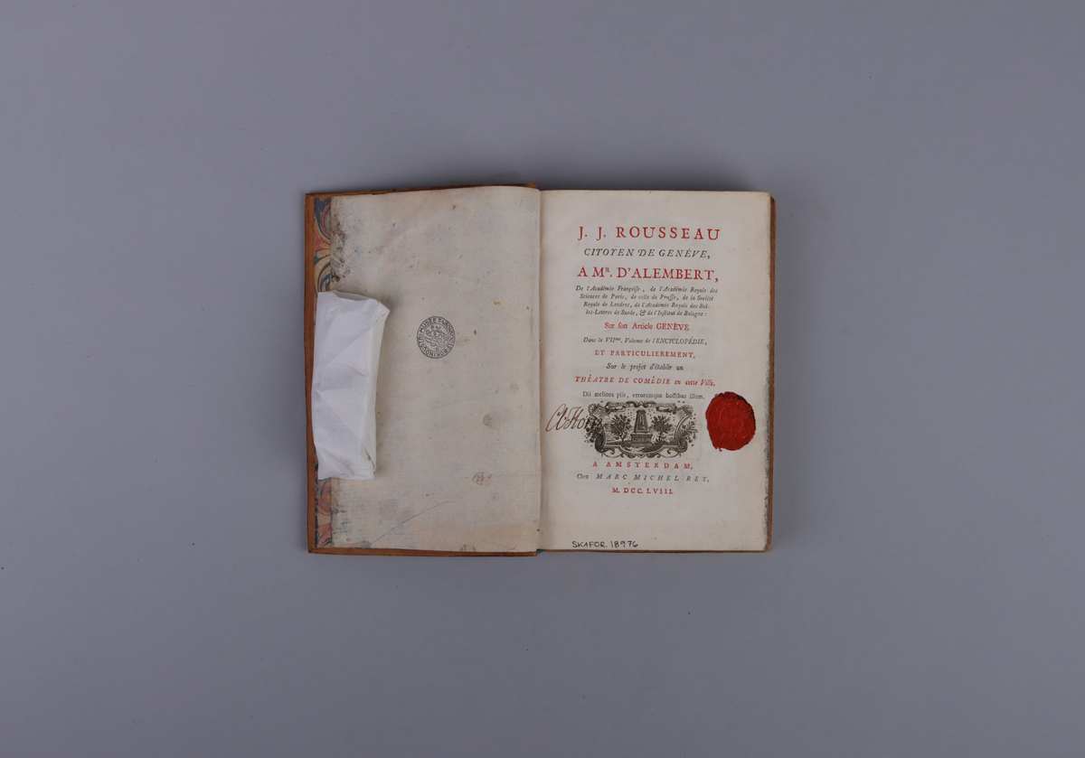 Bok, marmorerat skinnband med upphöjda bind, rikt guldornerad rygg, ljusbrun titeletikett av glättad papper och marmorerat snitt. Framsida med ägarnamn i guld. Titelsida"  J.J Rousseau, citoyen de Geneve, A.Mr D`Alembert, De l`Accaémie Fracois, de l´Accademi Royale des Sciences de Paris, de celle de Pruffe. de la Sociéte Royal de Londres, de l`accademi Royal des Belles - Lettres de Suede & de l´instiute de Bologne", Sur fon Article Genéve, Dans le VII me Volume de l´Encyclopédie , et Particulierement sur le projet d`´établir un Theatre de comédie en cette Ville.