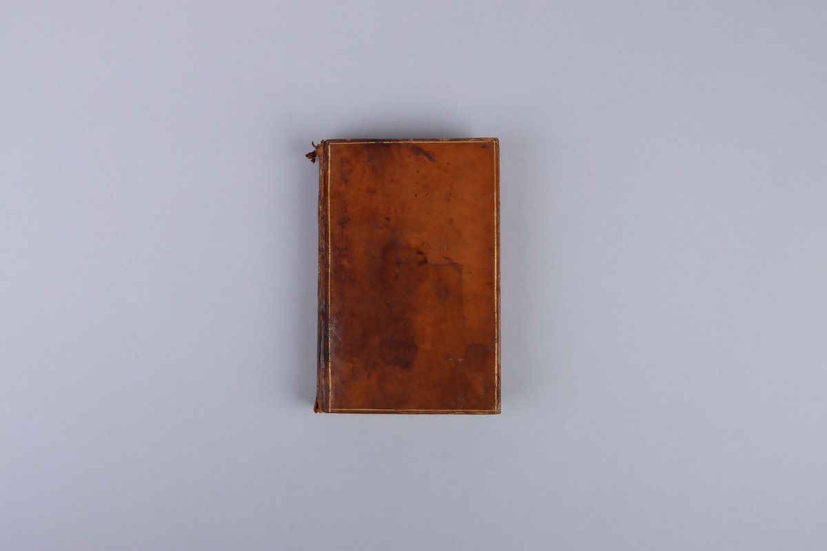 Bok, skinnklädd med marmorerade pärmar, guldornerad rygg, ljusbrun titel etikett av glättad papp. Titelblad "De Florentino iuntarum typographia eiusque censoribus ex qua Graeci, Latini, Tusci scriptores ope codicum manuscriptorum a viris clarissimis pristinae integritati restituti in lucem prodierunt. Lucea..."