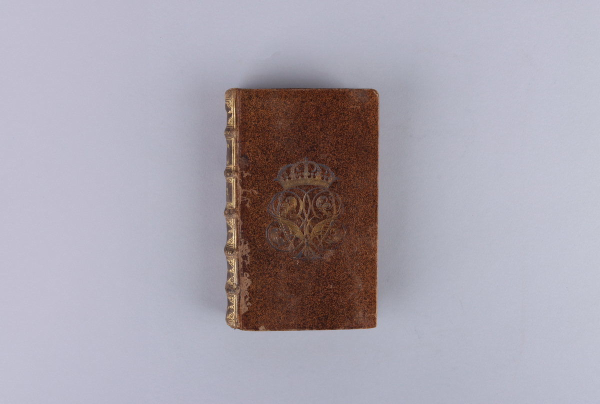 Bok med marmorerat skinnband och fem upphöjda bind, rikt guldornerad rygg, mörkbrun titeletikett av glättad papp, och stänkta snitt. Titelsida med  " Historie de l`eglise et de l´empire, par Jean Le Sueur, Trosieme partie".