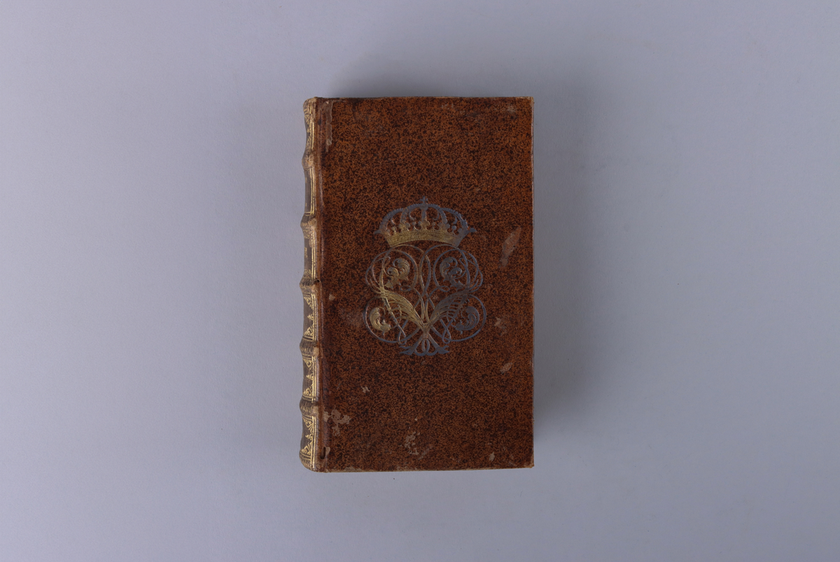 Bok med marmorerat skinnband och fem upphöjda bind, rikt guldornerad rygg, mörkbrun titeletikett av glättad papp och stänkta snitt. Titelsida med  " Historie de l`eglise et de l´empire, par Jean Le Sueur, Second partie".