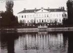 Bild på Gysinge Herrgård med Dalälven i förgrunden.