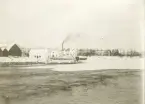 Vy över Gysinge med halvt istäckt Dalälven i förgrunden, omkring 1900.
