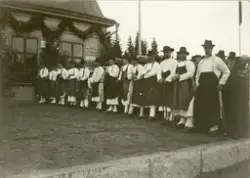 Bild visar smeder i arbetskläder vid Gysinge station.