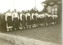 Bild visar smeder i arbetskläder vid Gysinge station.