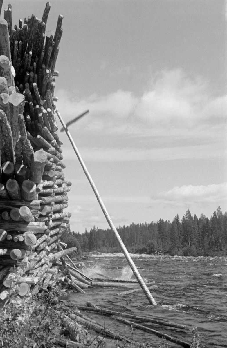 Uvanlig stor strøvelte ved elva Søndre Osa i Åmot kommune i Østerdalen i 1948. Fotografiet er tatt fra elvebredden på et tidspunkt da utislagsarbeidet hadde startet. Noen stokker lå ved elvekanten og fløt, en hadde nettopp falt ned i vannet med et plask, en sto nærmest på høykant og en stokk – litt uskarp på grunn av bevegelsen – var i fritt fall. Tømmeret i strøveltene lå i hovedsak i lag eller floer, parallelt med elvas strømretning, men med et par strøstokker mellom hver flo. På denne måten ble tømmervelta luftig, og tømmeret fikk en forsiktig tørk før fløtingssesongen startet. Dette reduserte faren for at stokkene ble så vasstrukne at de sank og ble til søkketømmer på sin ferd nedover vassdraget. Utislaget fra slike velter var effektivt, for tømmeret kunne lett rulles mot vassdraget, der det falt ned i strømmende vann, som skulle bære det videre.