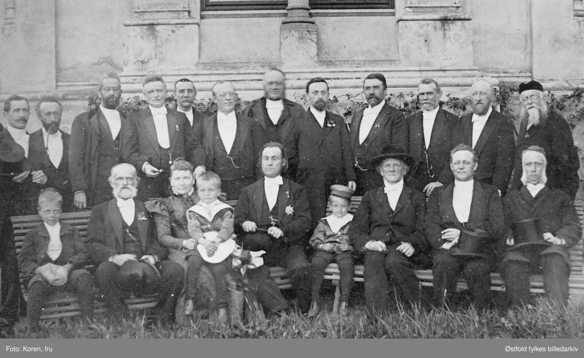 Bispevisitas i Fredrikstad 22. mai 1898. Fotografert foran Lykkeberg. 
Sittende foran fra venstre: 
Pastor Thomas Doran, skolebestyrer Bjelche, politimester Selmer, ordfører dr. Fredrik Giebelhausen, klokker Nissen, rektor Peter Østbye, kapellan Ove Christian Bærøe, pastor Møller-Nielsen, konsul Anthon B. Nilsen, overlærer dr. phil. August Western, res. kapellan Anton Gundersen, Christopher Malthe Hubert (navigasjonsinspektør).

Stående bak fra venstre; 
Johan Vibe,  sogneprest Vibe, fru Vibe med Niels på fanget, biskop dr. theol. Bang, Christopher Vibe, prost Adolf Riddervold, sogneprest Peter Koren, sogneprest Buchholm