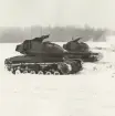 Två stridsvagn 74 skjuter på snöklätt fält. 1960-tal.