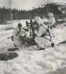 Vinterutrustade soldater riktar in en 8 cm granatkastare på ett snöigt fält.