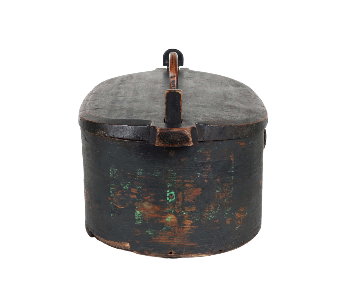Oval svepask med löst lock i mörkt brunbetsat trä. Locket plant med lätt sluttande sidor och fasad kant. Svepet av ask fästat på framsidan med 4 flätade vidjor. På insidan av varje kortsida utskurna påspikade ståndare. Den ena lätt fjädrande för låsande av locket. Locket avtagbart med handtag i form av bågformad gren. Runt svepet handmålade gröna bokstäver med sliten otydlig text: "MIN FLASK Smör.....". En sida och lock med otydbar 
text. Botten av furu. En ståndare renoverad och kompletterad med ofärgad träbit. Färgslitage.

Funktion: Mattina

Äldre historik:
Svepask är ett förvaringskärl tillverkat av ett tunt spån som böjts runt en rund eller oval mall. För att kunna böja spånet behöver det basas över eld alternativt kokas i vatten. (Wikipedia)