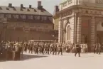 Högvakt till fots marscherar in på yttre borggården i uniform m/ä.