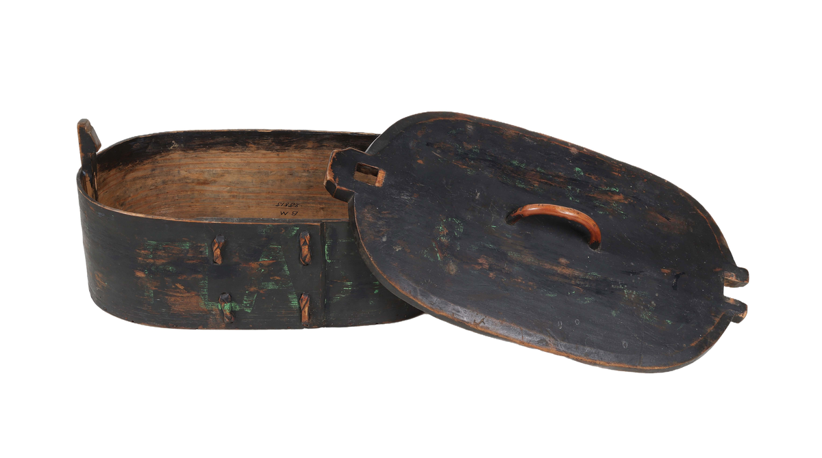 Oval svepask med löst lock i mörkt brunbetsat trä. Locket plant med lätt sluttande sidor och fasad kant. Svepet av ask fästat på framsidan med 4 flätade vidjor. På insidan av varje kortsida utskurna påspikade ståndare. Den ena lätt fjädrande för låsande av locket. Locket avtagbart med handtag i form av bågformad gren. Runt svepet handmålade gröna bokstäver med sliten otydlig text: "MIN FLASK Smör.....". En sida och lock med otydbar 
text. Botten av furu. En ståndare renoverad och kompletterad med ofärgad träbit. Färgslitage.

Funktion: Mattina

Äldre historik:
Svepask är ett förvaringskärl tillverkat av ett tunt spån som böjts runt en rund eller oval mall. För att kunna böja spånet behöver det basas över eld alternativt kokas i vatten. (Wikipedia)