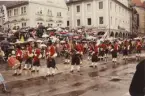 Kostymparad av Society of Cavaliers and Roundheads (från Cromwells tid) på ett torg i Memmingen, Bayern.
