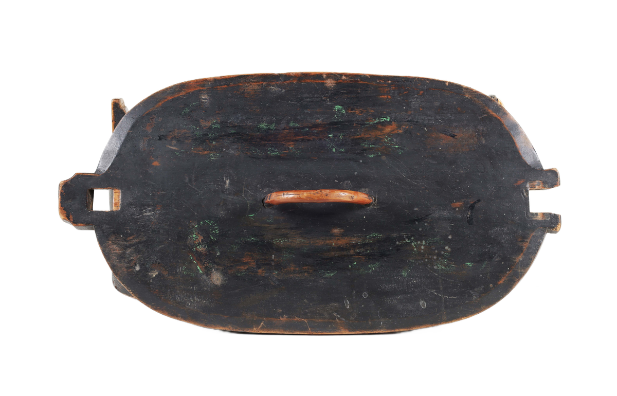 Oval svepask med löst lock i mörkt brunbetsat trä. Locket plant med lätt sluttande sidor och fasad kant. Svepet av ask fästat på framsidan med 4 flätade vidjor. På insidan av varje kortsida utskurna påspikade ståndare. Den ena lätt fjädrande för låsande av locket. Locket avtagbart med handtag i form av bågformad gren. Runt svepet handmålade gröna bokstäver med sliten otydlig text: "MIN FLASK Smör.....". En sida och lock med otydbar 
text. Botten av furu. En ståndare renoverad och kompletterad med ofärgad träbit. Färgslitage.

Funktion: Mattina

Äldre historik:
Svepask är ett förvaringskärl tillverkat av ett tunt spån som böjts runt en rund eller oval mall. För att kunna böja spånet behöver det basas över eld alternativt kokas i vatten. (Wikipedia)