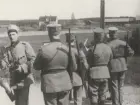 Ett antal FBU-män med Mausergevär på axeln blickar ut över nejden. Foto av löjtnant Kronberg, 1930-tal.
