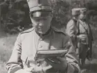 En man med karta. Foto av löjtnant Kronberg, 1930-tal.