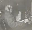 Försvarets dag. Man i uniform sitter vid radiosändare med hörlurar. Uniform m/1939. År 1946.