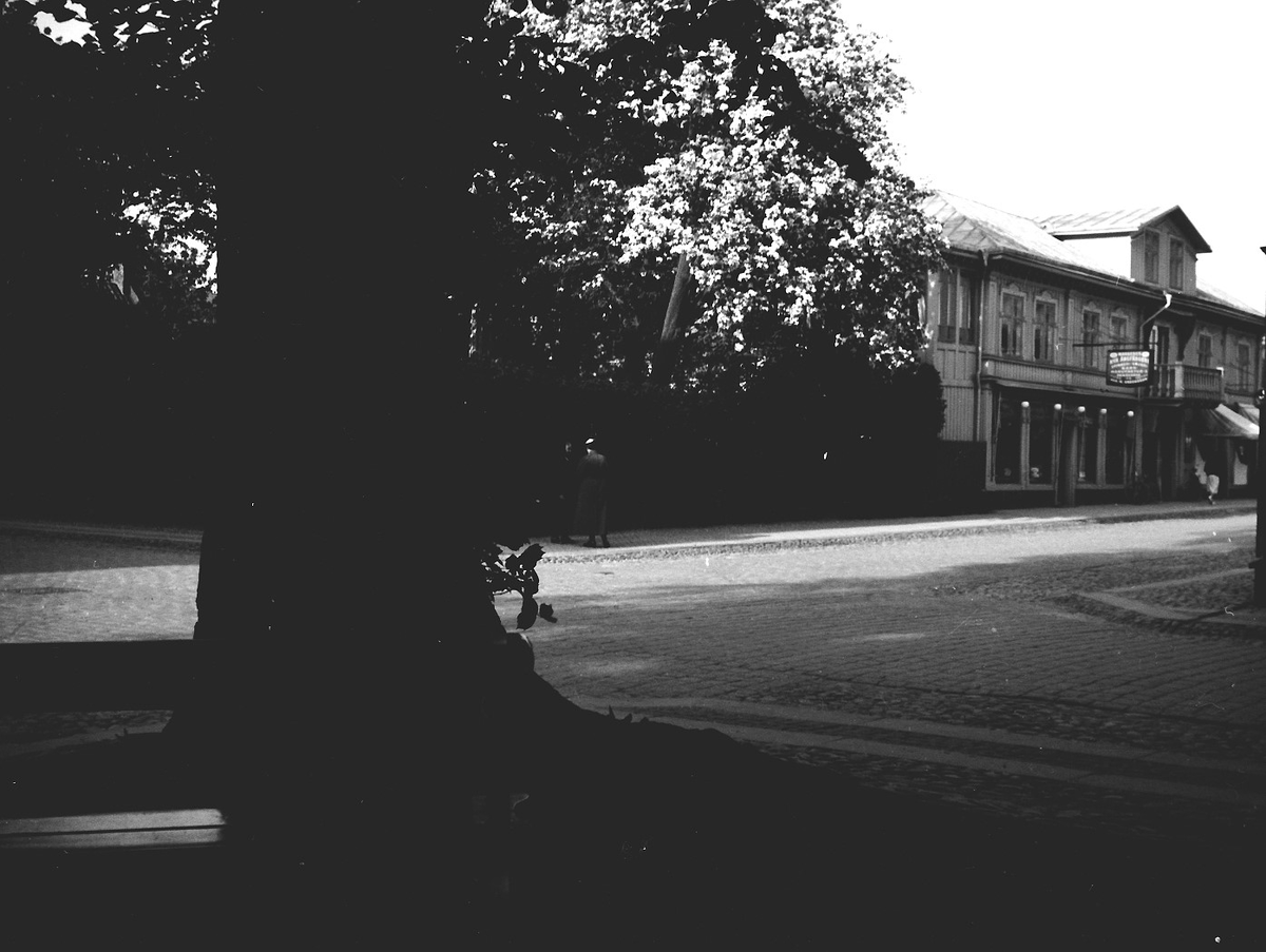 Stadsvy från kyrkotomten längs Kyrkogatan mot huset där butiken "Färgarns" låg. Till höger går Drottninggatan in.
