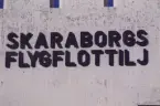 Skaraborgs flygflottilj F7, närbild på husvägg med flottiljnamnet.