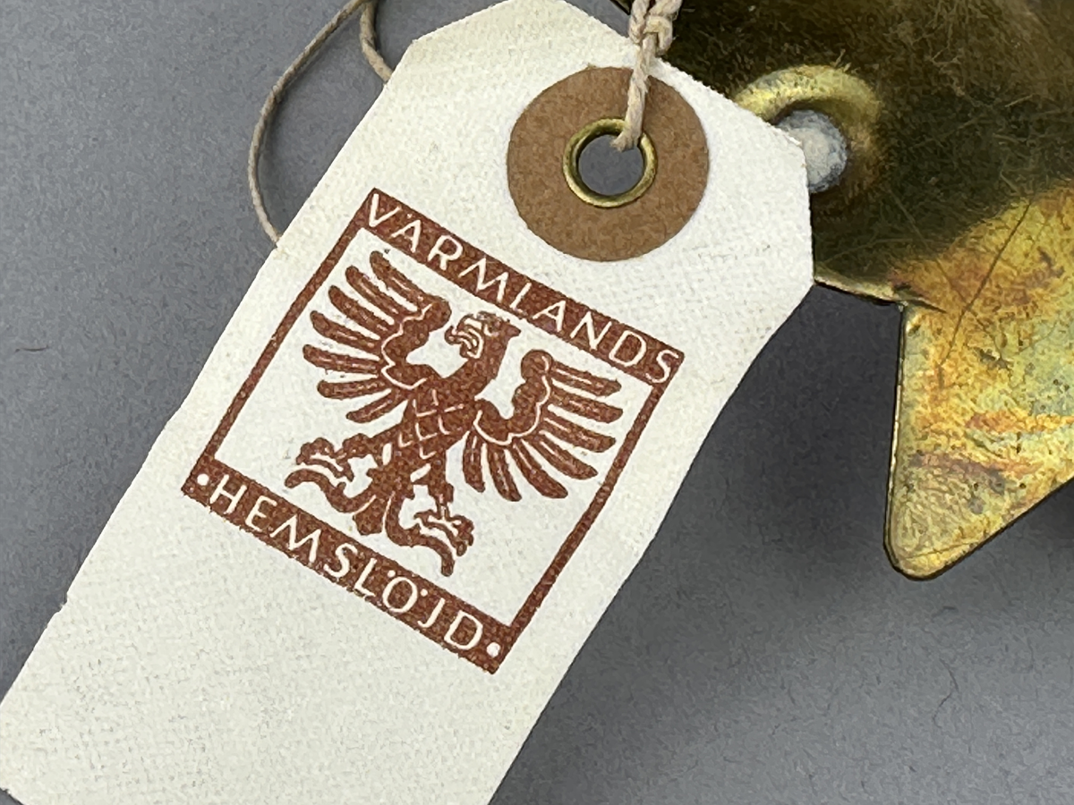 Lampett av mässing för en glödlampa. Lamphållaren är fastnitad.