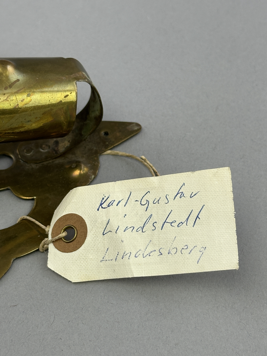 Lampett av mässing för en glödlampa. Lamphållaren är fastnitad.