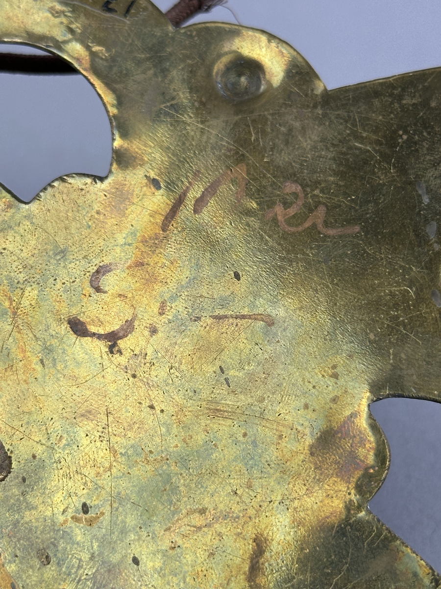 Lampett av mässing för en glödlampa. Lamphållaren är fastnitad.