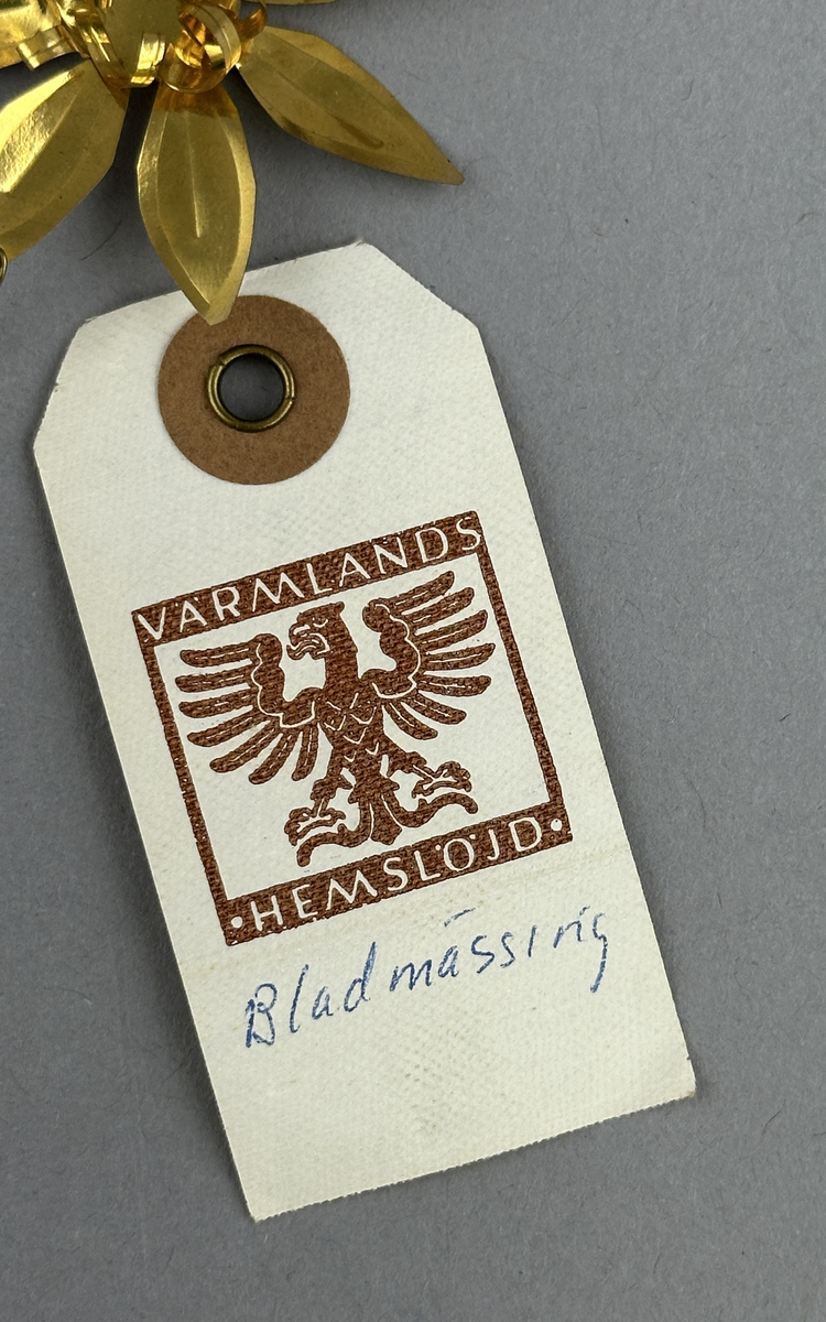 Julgransdekoration av bladmässing.