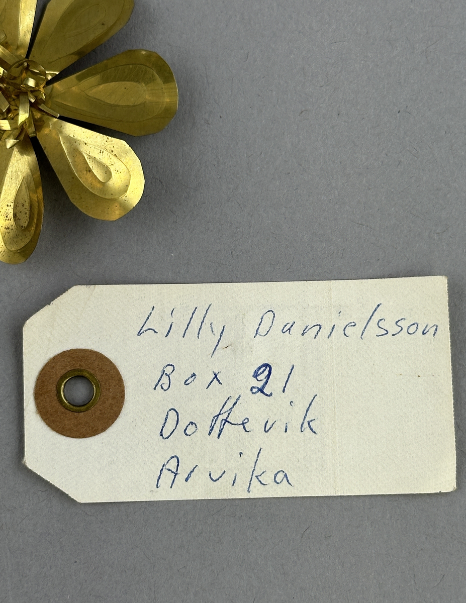 Julgransdekoration av bladmässing.
