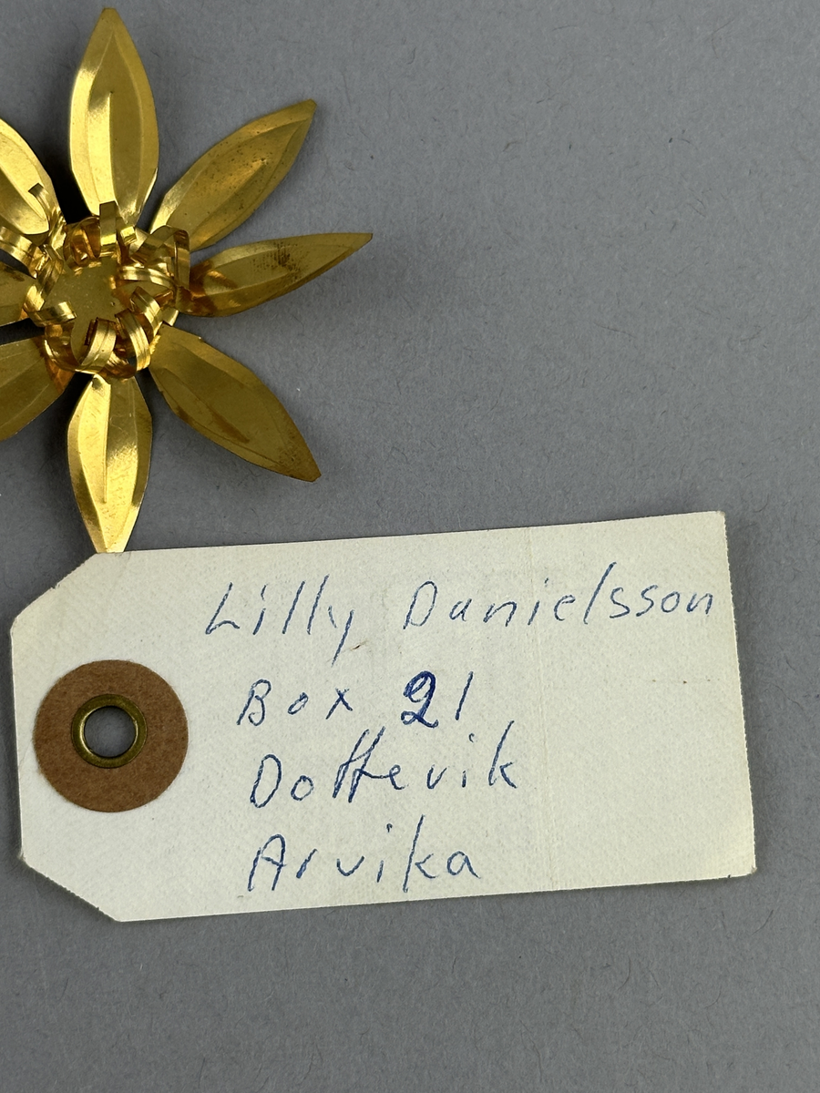 Julgransdekoration av bladmässing.