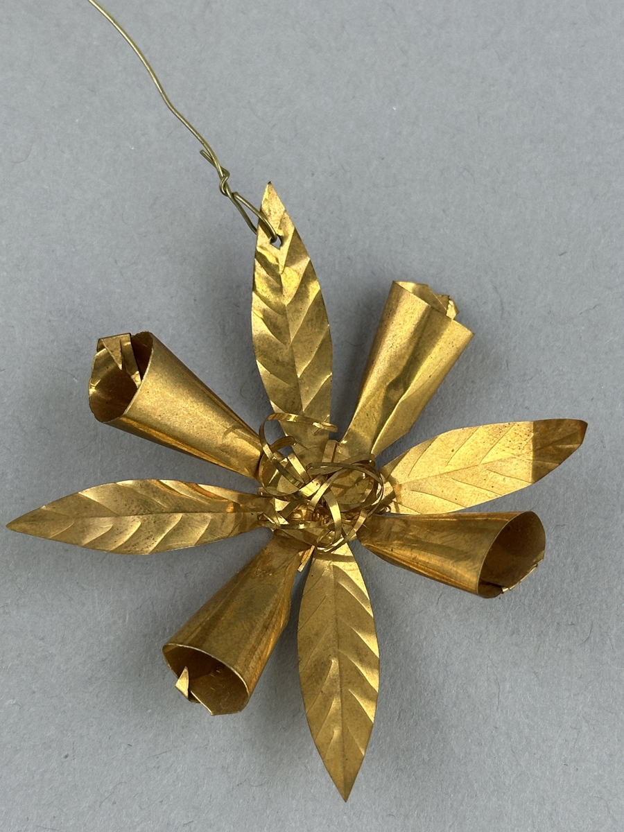 Julgransdekoration av bladmässing.
