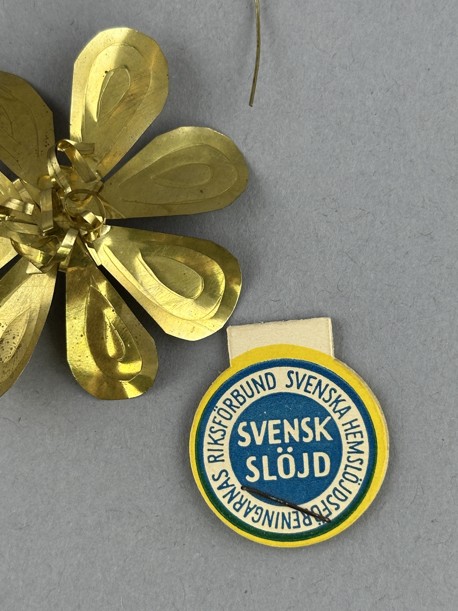 Julgransdekoration av bladmässing.
