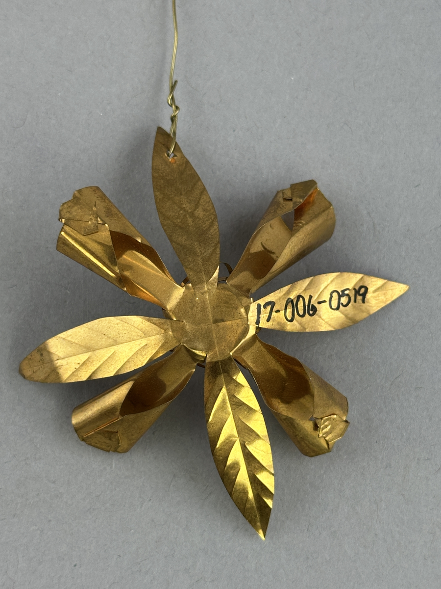 Julgransdekoration av bladmässing.
