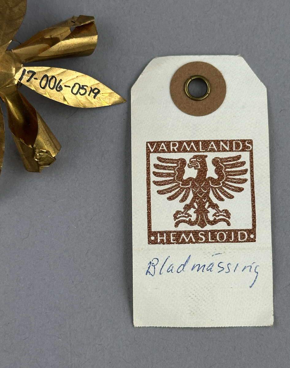 Julgransdekoration av bladmässing.
