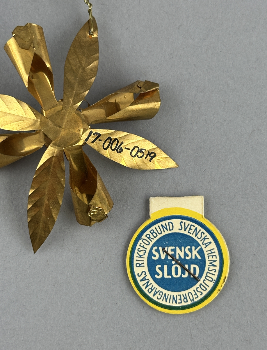 Julgransdekoration av bladmässing.
