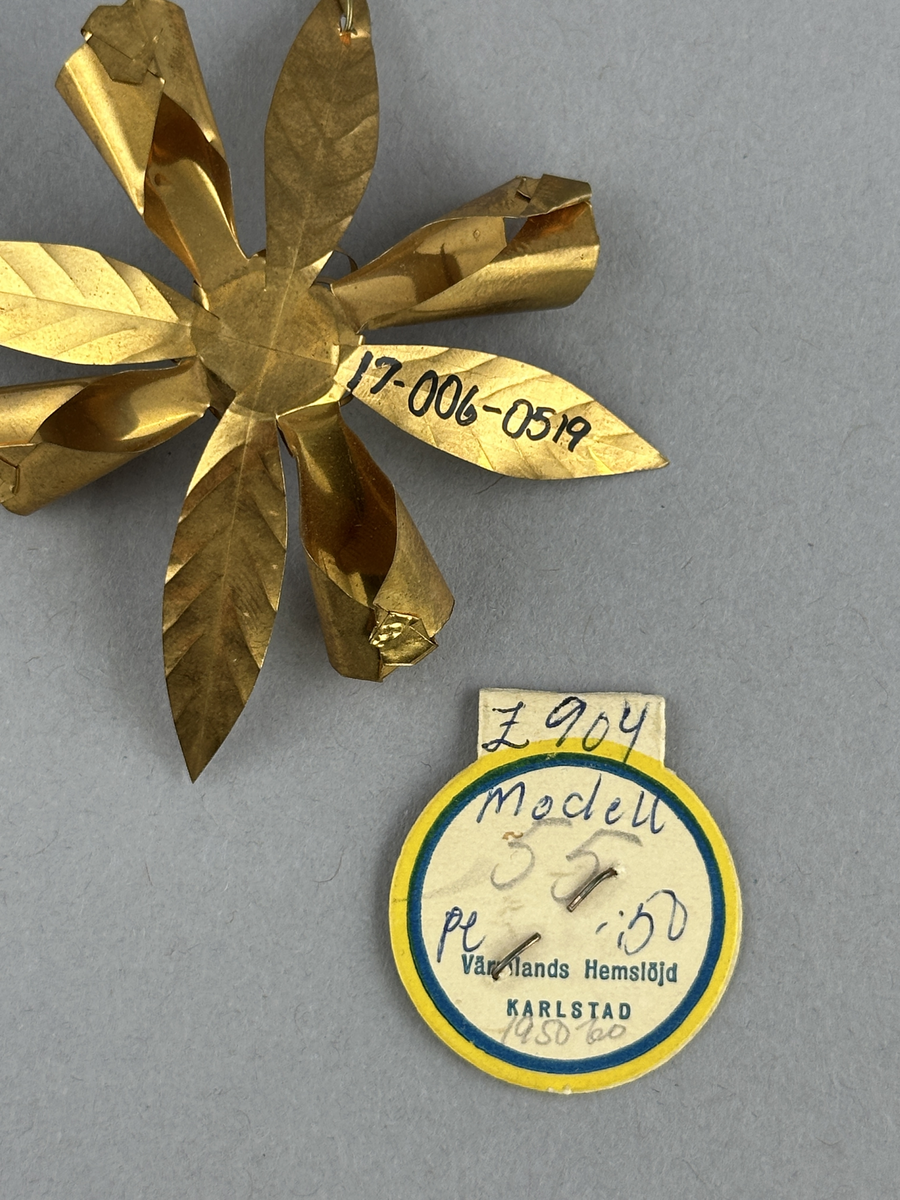 Julgransdekoration av bladmässing.
