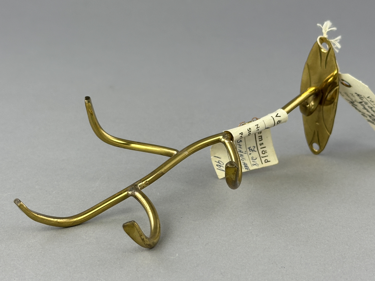 Smyckehängare av mässing.