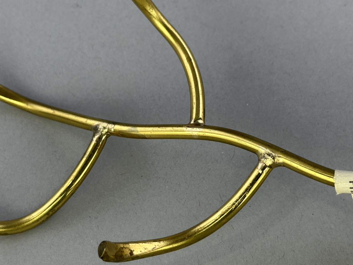 Smyckehängare av mässing.