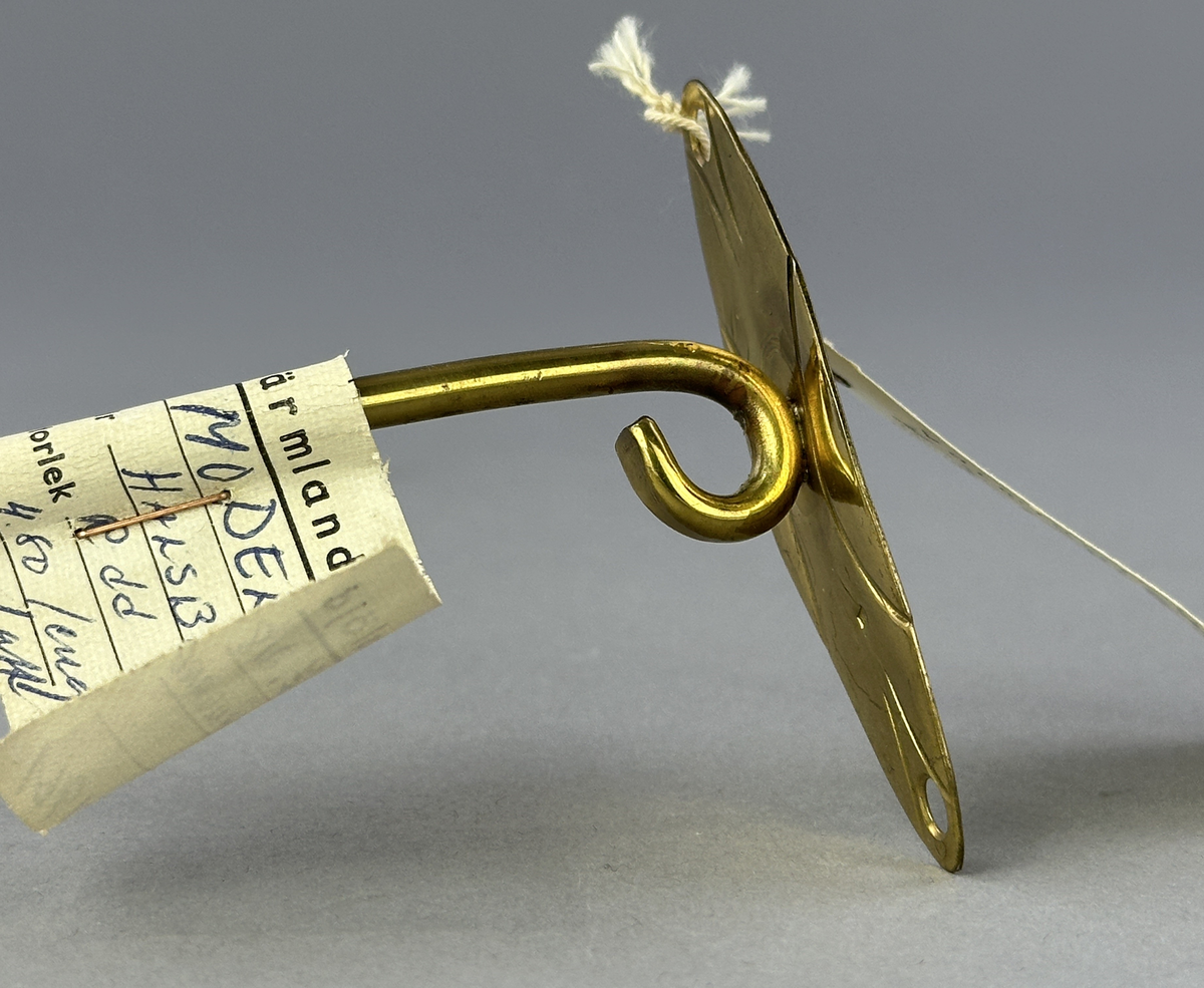 Smyckehängare av mässing.