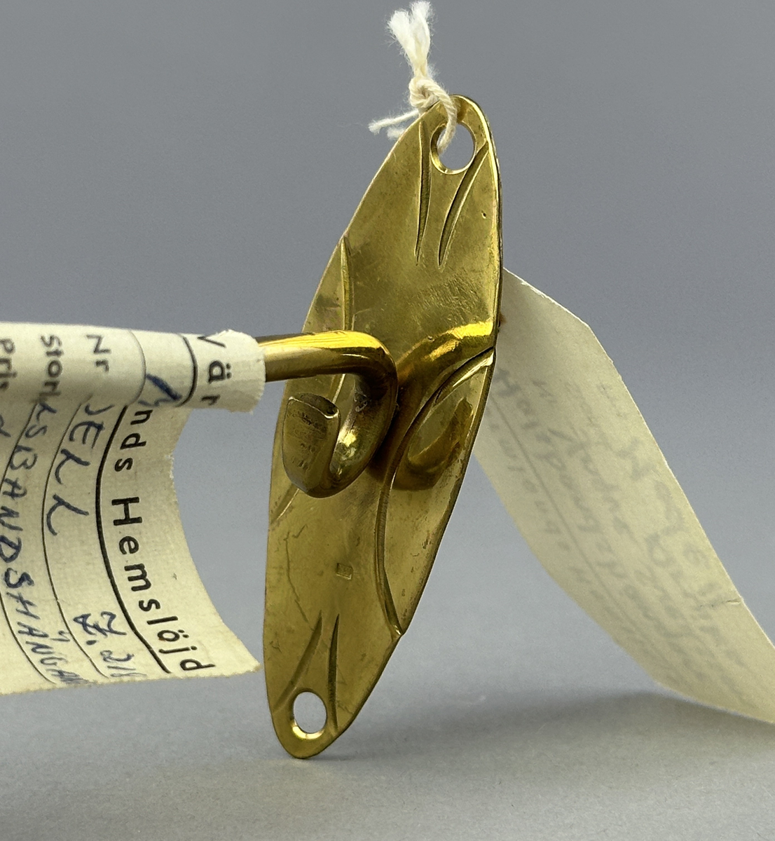 Smyckehängare av mässing.